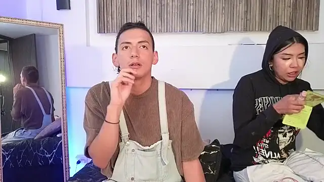 Snapshot of aron_and_paula chatting on November 12, 4:49 am aron and paula online show from November 12, 4:49 am