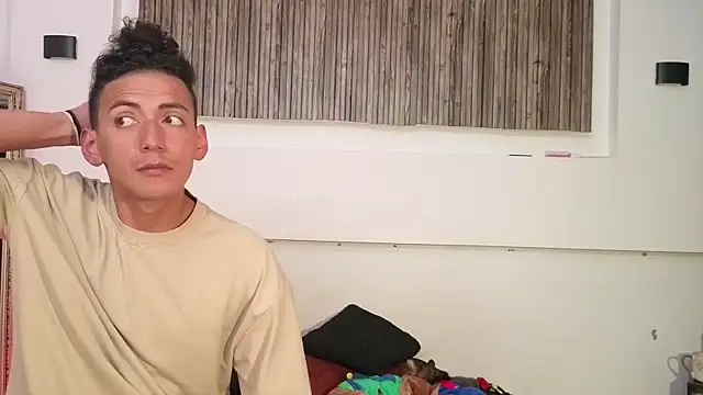 Snapshot of aron_and_paula chatting on October 31, 3:58 am aron and paula online show from October 31, 3:58 am