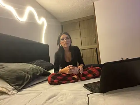 DesireLuxe online show from September 27, 5:35 am