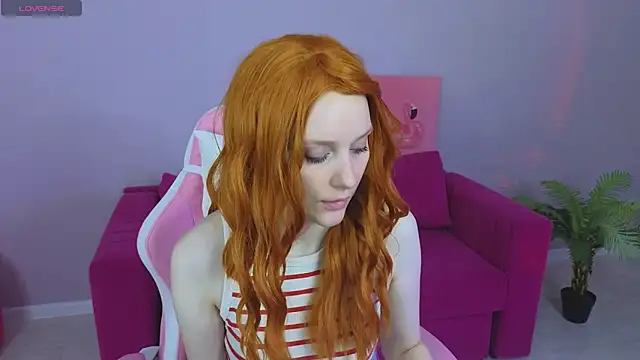 Snapshot of KristinMoore chatting on March 12, 9:23 am KristinMoore online show from March 12, 9:23 am