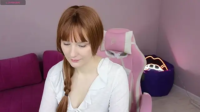 Snapshot of KristinMoore chatting on November 8, 8:18 am KristinMoore online show from November 8, 8:18 am