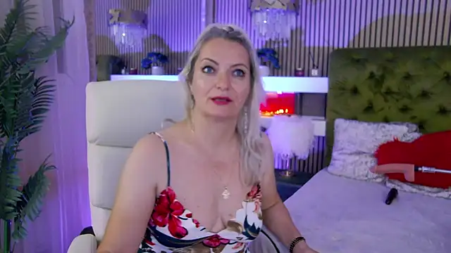 Snapshot of LadyTouch chatting on June 11, 2:53 am LadyTouch online show from June 11, 2:53 am