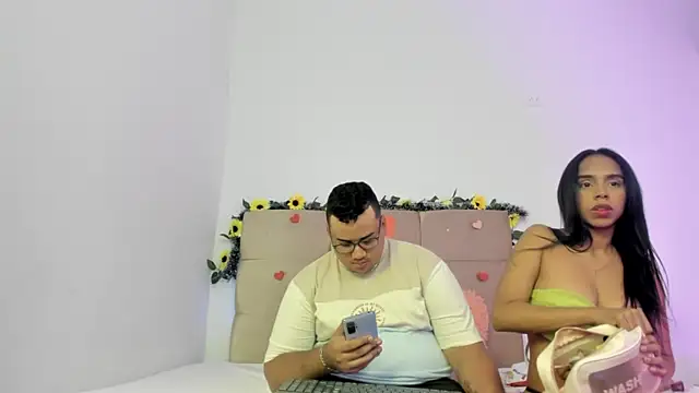 Snapshot of MICHAEL_AND_SHARON chatting on March 19, 3:09 am MICHAEL AND SHARON online show from March 19, 3:09 am