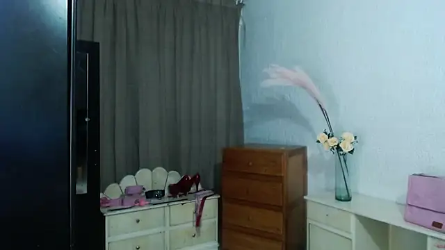 Snapshot of EngelCristaly chatting on September 27, 7:14 am EngelCristaly online show from September 27, 7:14 am