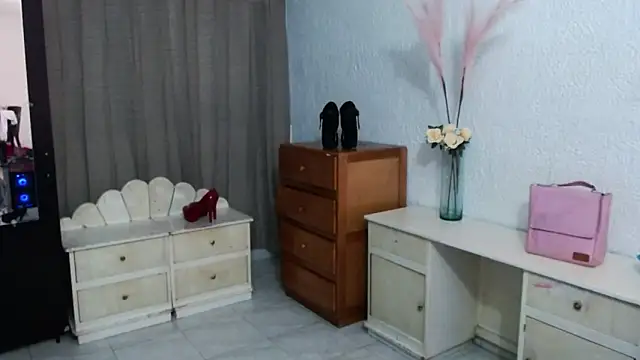 Snapshot of EngelCristaly chatting on November 30, 5:08 am EngelCristaly online show from November 30, 5:08 am