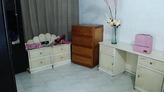 Snapshot of EngelCristaly chatting on October 3, 7:21 am EngelCristaly online show from October 3, 7:21 am