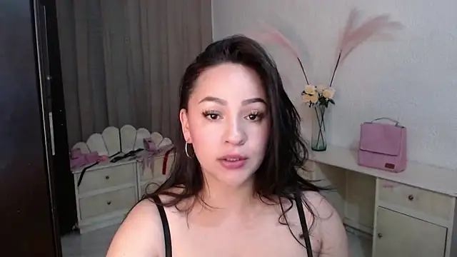 Snapshot of EngelCristaly chatting on November 3, 3:23 am EngelCristaly online show from November 3, 3:23 am