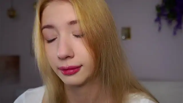 SunnivaCovil online show from December 18, 2:43 pm