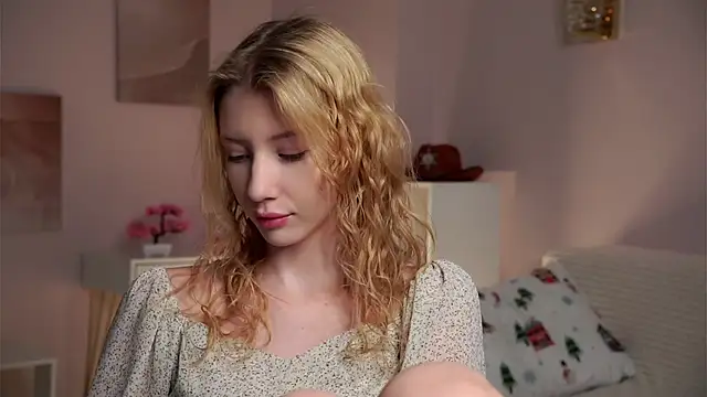 SunnivaCovil online show from April 2, 2:46 pm