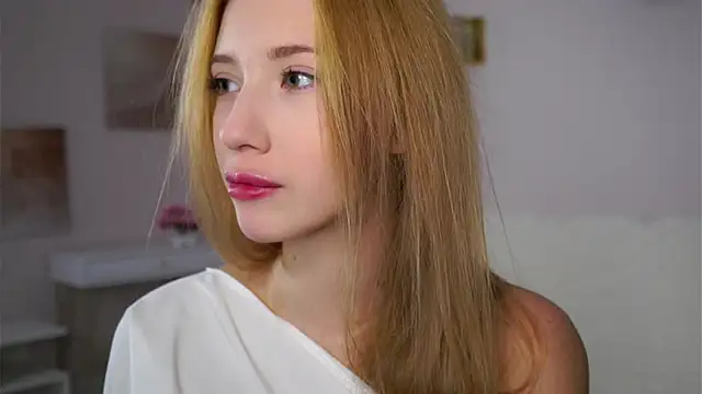 Snapshot of SunnivaCovil chatting on December 3, 2:49 pm SunnivaCovil online show from December 3, 2:49 pm