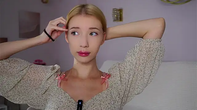 Snapshot of SunnivaCovil chatting on November 23, 2:38 pm SunnivaCovil online show from November 23, 2:38 pm