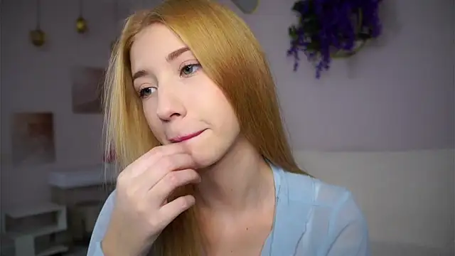 SunnivaCovil online show from December 17, 2:33 pm