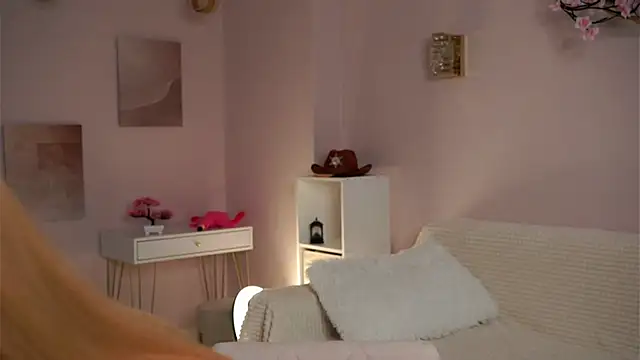 SunnivaCovil online show from April 5, 2:35 pm