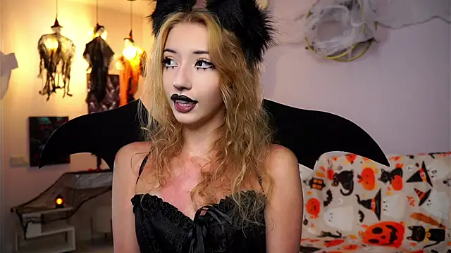 Snapshot of SunnivaCovil chatting on October 30, 2:04 pm SunnivaCovil online show from October 30, 2:04 pm