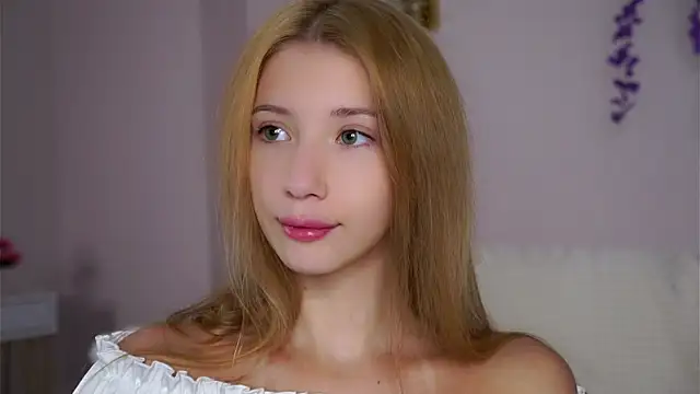 Snapshot of SunnivaCovil chatting on October 27, 1:34 pm SunnivaCovil online show from October 27, 1:34 pm