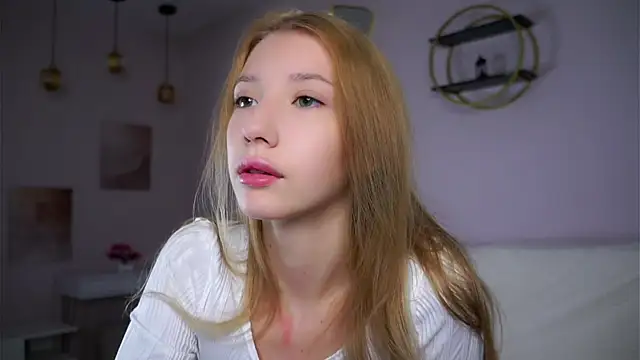 Snapshot of SunnivaCovil chatting on November 3, 1:37 pm SunnivaCovil online show from November 3, 1:37 pm