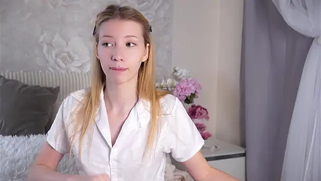 SunnivaCovil online show from April 23, 3:24 pm