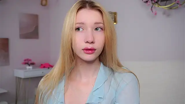 SunnivaCovil online show from March 4, 3:09 pm