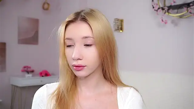 SunnivaCovil online show from March 5, 2:35 pm