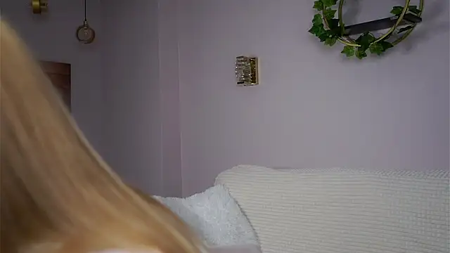 Snapshot of SunnivaCovil chatting on October 19, 1:36 pm SunnivaCovil online show from October 19, 1:36 pm