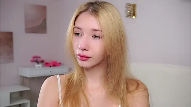 SunnivaCovil online show from March 8, 3:26 pm