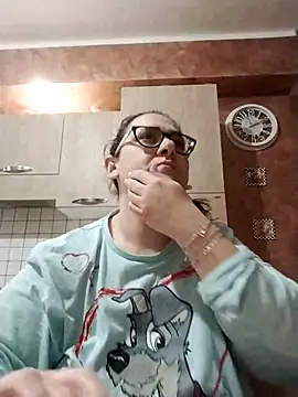 Dolcecurvy online show from April 2, 9:10 pm