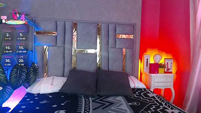 Tyla Ks online show from December 18, 7:50 pm