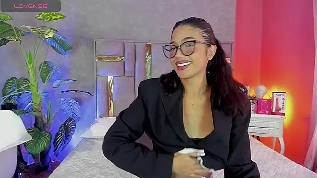 Tyla Ks online show from April 11, 7:06 pm