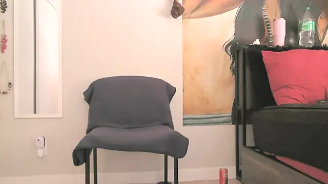 Queenanitadix online show from March 3, 9:00 pm