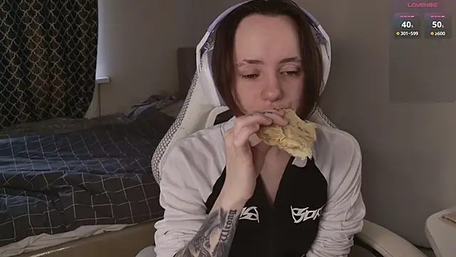 Luna Loveee online show from April 9, 4:14 am