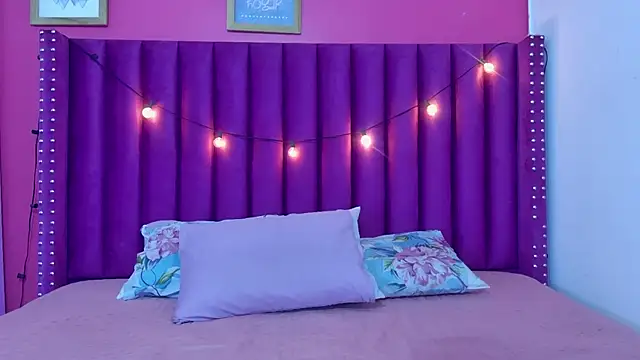 innocenthazel online show from April 14, 2:49 am