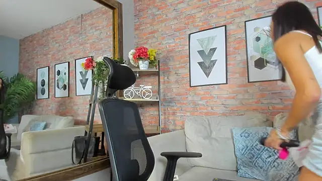 Lucia Brown  online show from October 18, 8:00 pm