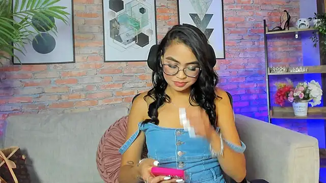 Lucia Brown  online show from September 20, 9:20 pm