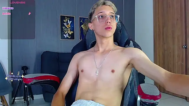 Snapshot of skinny_bigcock02 chatting on October 20, 3:23 pm skinny bigcock02 online show from October 20, 3:23 pm