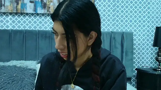 Snapshot of Cassie_bloom chatting on October 15, 5:06 am Cassie bloom online show from October 15, 5:06 am
