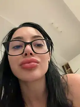 Mia Splash online show from April 16, 5:25 pm