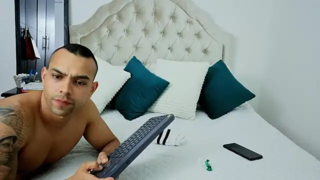 Snapshot of Bastiandelux chatting on October 9, 11:38 pm Bastiandelux online show from October 9, 11:38 pm