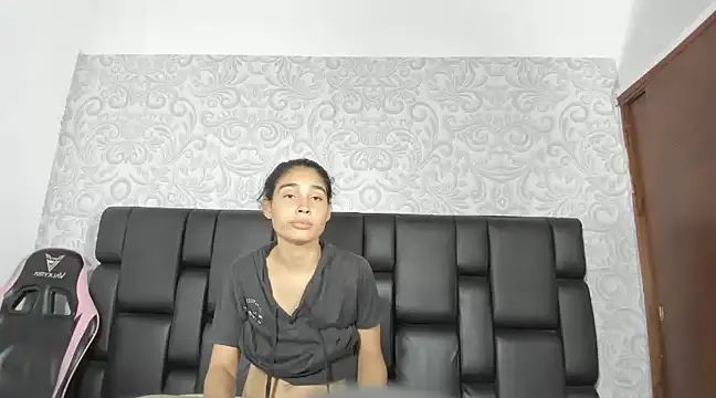 Snapshot of ElizaAndQuisha chatting on March 12, 3:51 pm ElizaAndQuisha online show from March 12, 3:51 pm