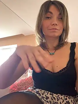 Snapshot of Ella_Pearlie chatting on October 12, 8:48 am Ella Pearlie online show from October 12, 8:48 am