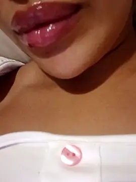 Snapshot of Sexlove1xo chatting on September 25, 12:05 am Sexlove1xo online show from September 25, 12:05 am