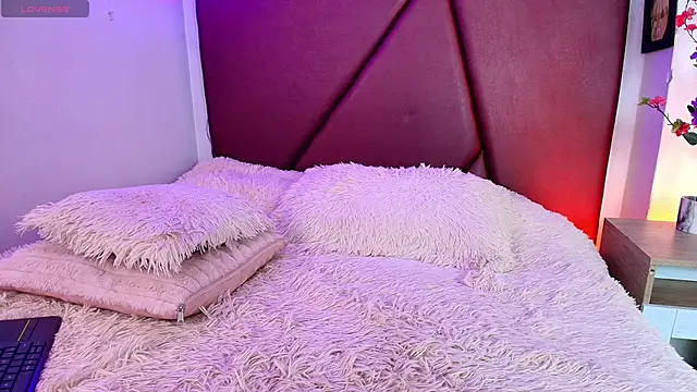 Lexi Howard  online show from May 16, 2:32 am