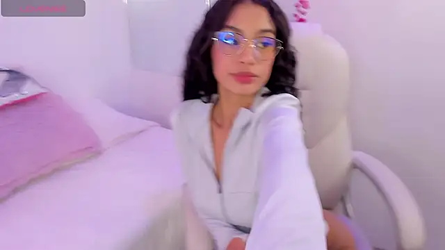 Anniie  Evans online show from March 25, 4:01 am