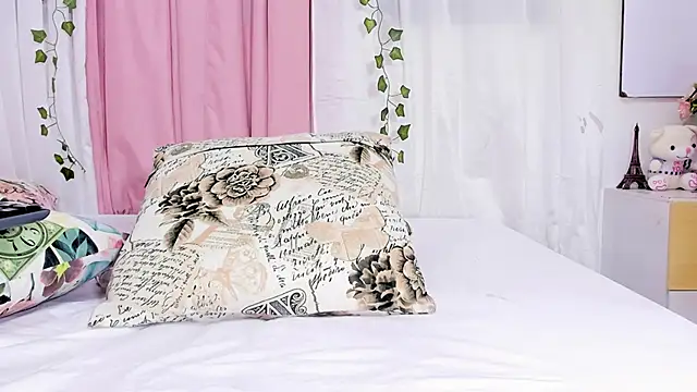 Snapshot of Emma_lorense22 chatting on March 8, 10:24 pm Emma lorense22 online show from March 8, 10:24 pm