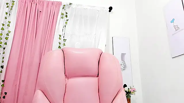 Snapshot of Emma_lorense22 chatting on March 12, 10:17 pm Emma lorense22 online show from March 12, 10:17 pm