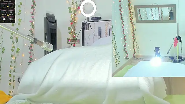 Snapshot of Genesis_Love__ chatting on October 18, 9:33 am Genesis Love online show from October 18, 9:33 am