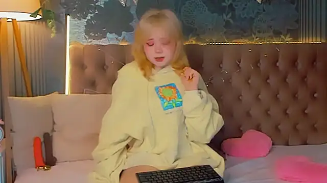 EmilyAngells online show from March 4, 7:05 am