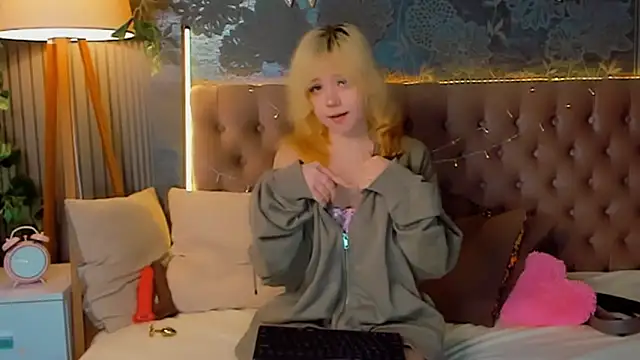 EmilyAngells online show from February 26, 7:30 am