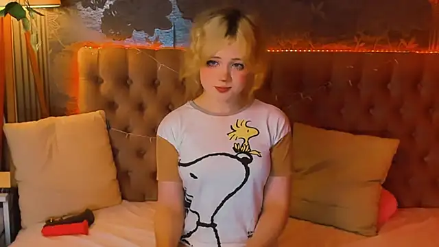 Snapshot of EmilyAngells chatting on May 14, 6:32 am EmilyAngells online show from May 14, 6:32 am