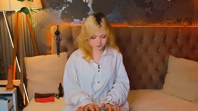 Snapshot of EmilyAngells chatting on May 7, 6:06 am EmilyAngells online show from May 7, 6:06 am
