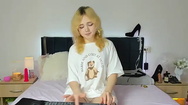 EmilyAngells online show from November 12, 7:56 am